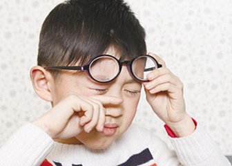 近视眼镜别频繁摘取，小心视力下降！